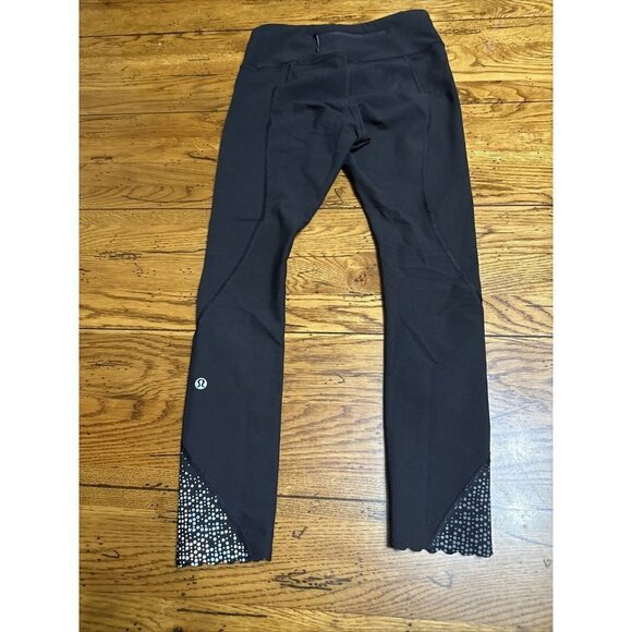 LULULEMON Athletica Tight Stuff Tights 7/8 Black Scalloped Hem Size 4 Cute LL63 - Picture 1 of 7